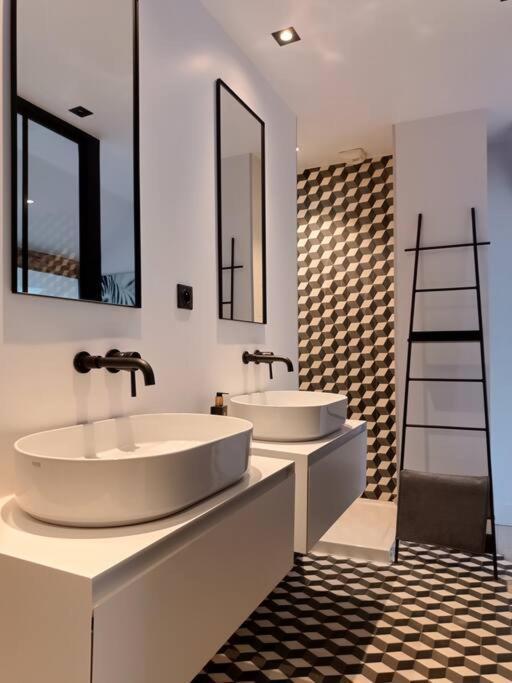 Triplex Hypercentre Avec Parking Apartment